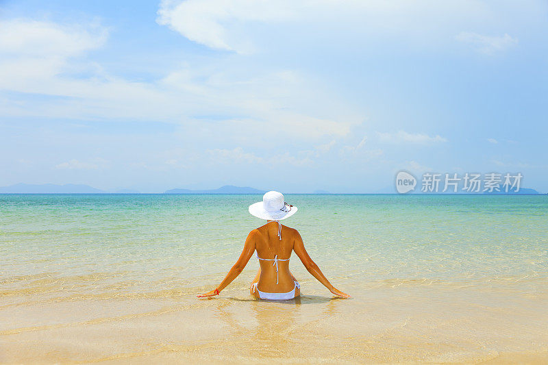 美女女孩跳在海的背景