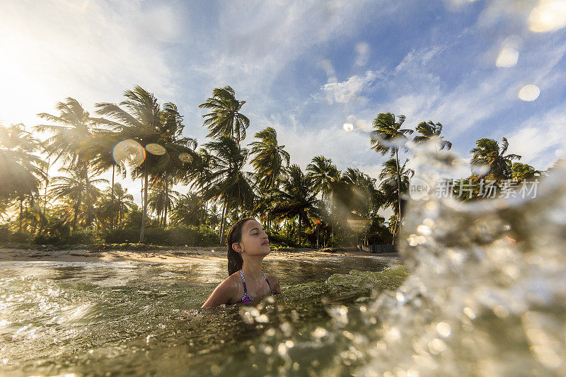 小女孩在热带海滩上玩海