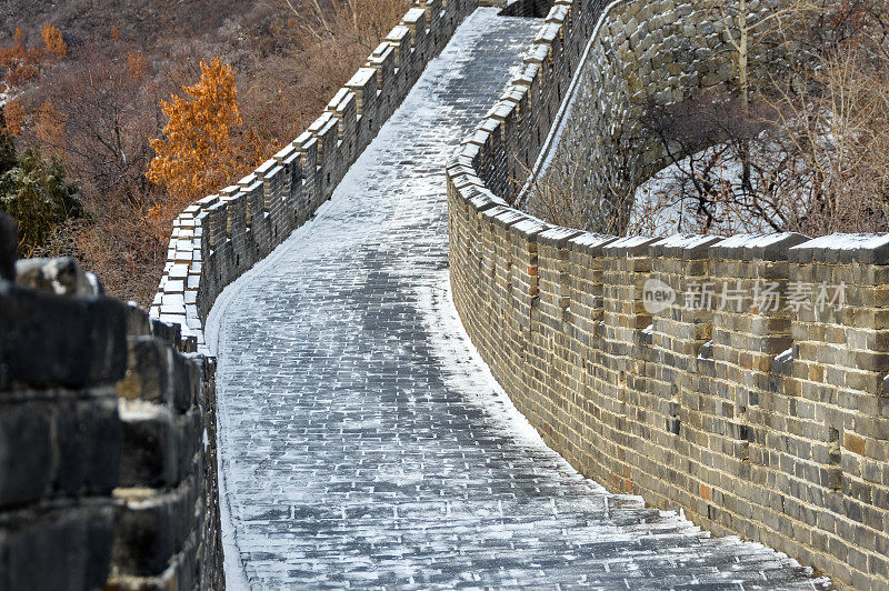 中国的长城覆盖着小雪