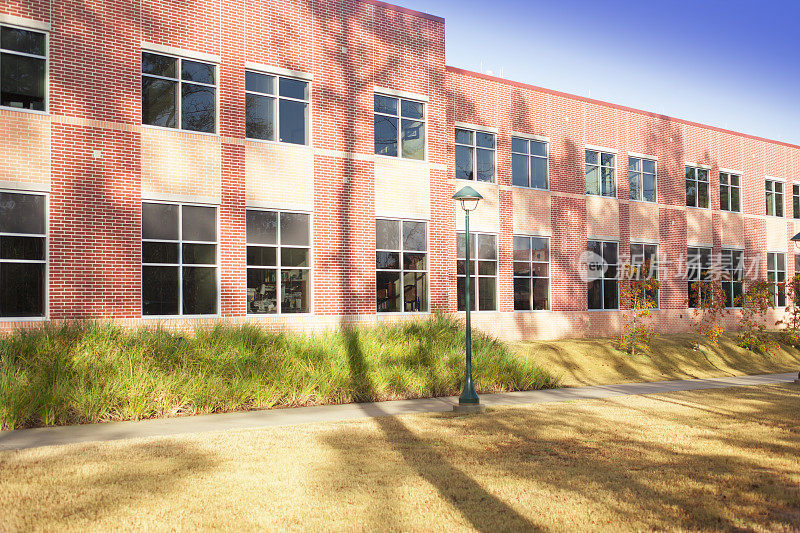 建筑:大学校园内的现代玻璃、砖建筑。