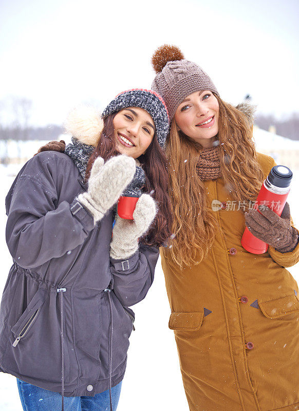 女性朋友在外面享受下雪天