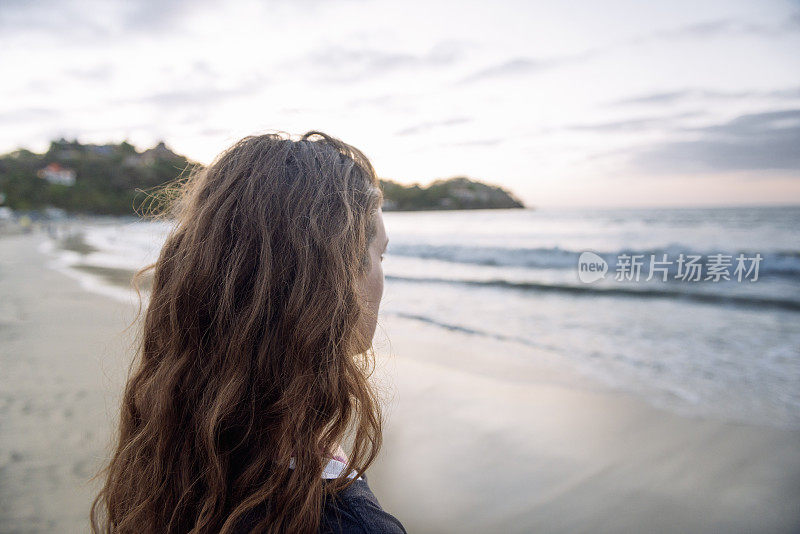 30多岁的加拿大女人在墨西哥看海洋Sayulita