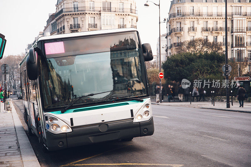 公共汽车在巴黎