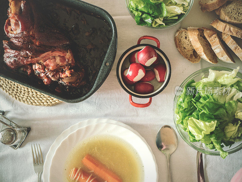 猪腿，生菜沙拉和蔬菜汤