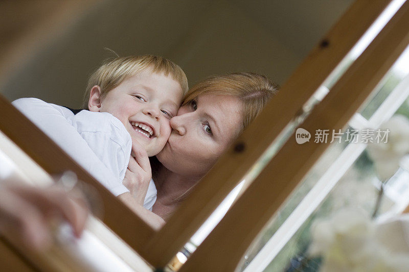 镜子里母亲和孩子的拥抱