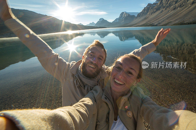 年轻夫妇与壮观的山湖风景自拍