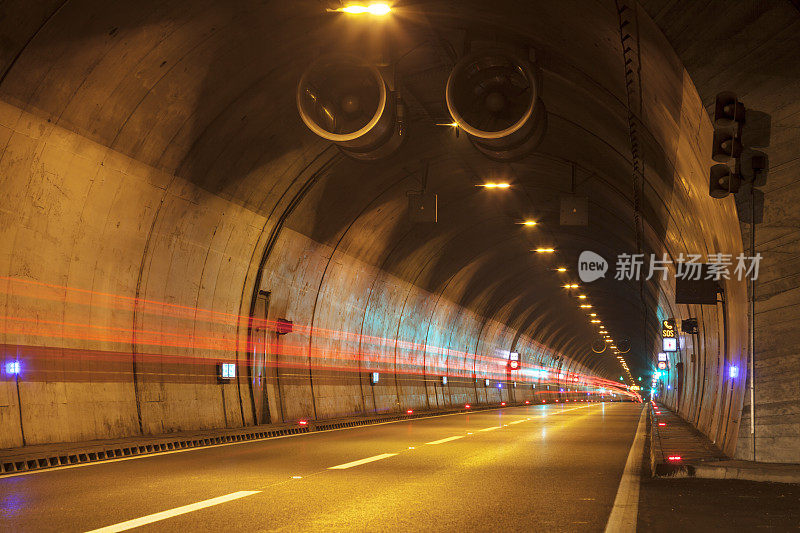 有尾灯的公路隧道