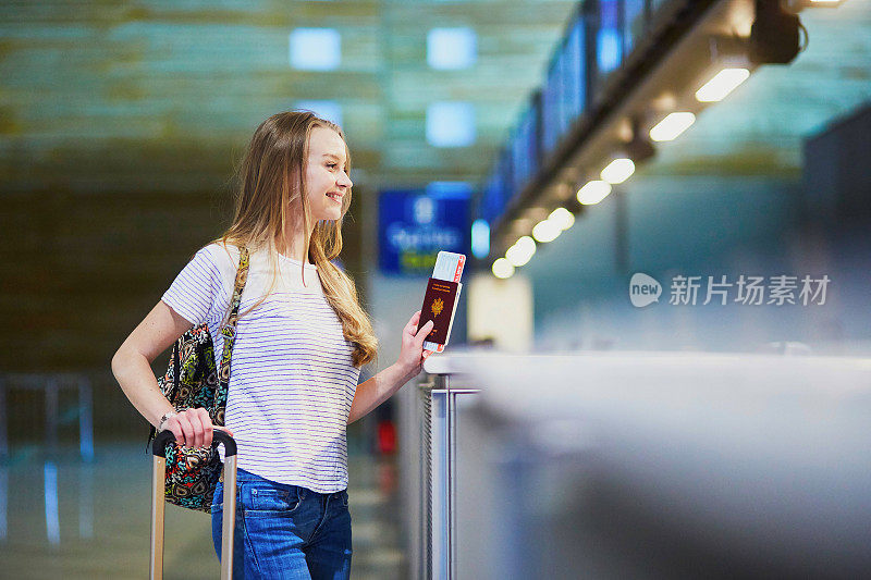 年轻漂亮的女游客在国际机场的值机柜台
