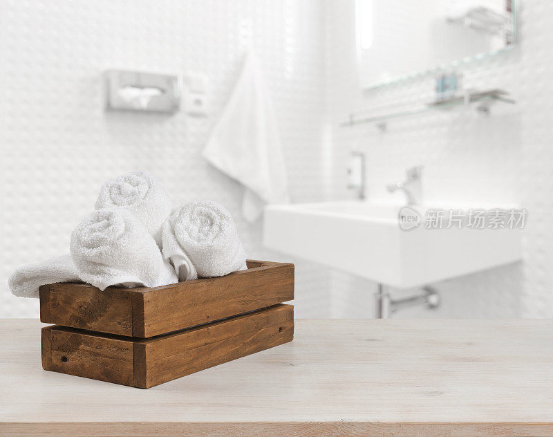 木质的盒子，白色的温泉浴巾，模糊的浴室背景