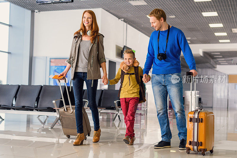 幸福的家庭，行李箱在机场