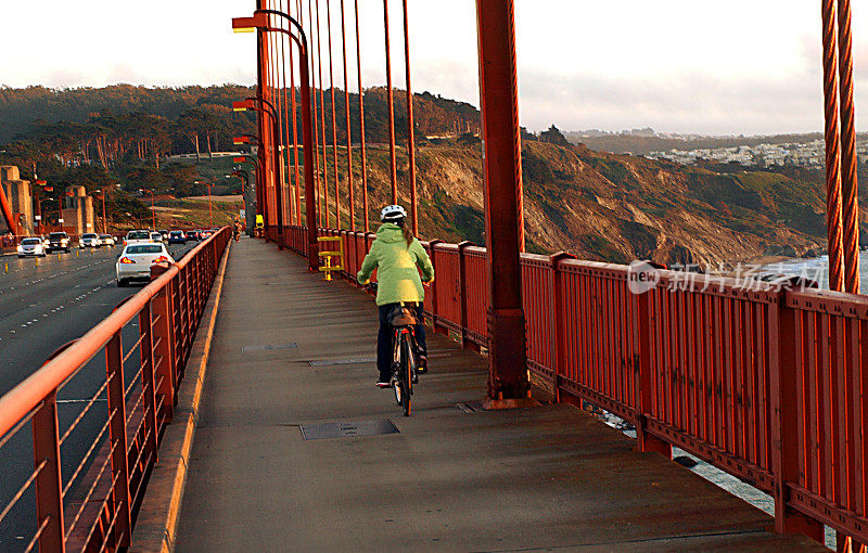 旧金山，一名女子骑着自行车越过金门大桥