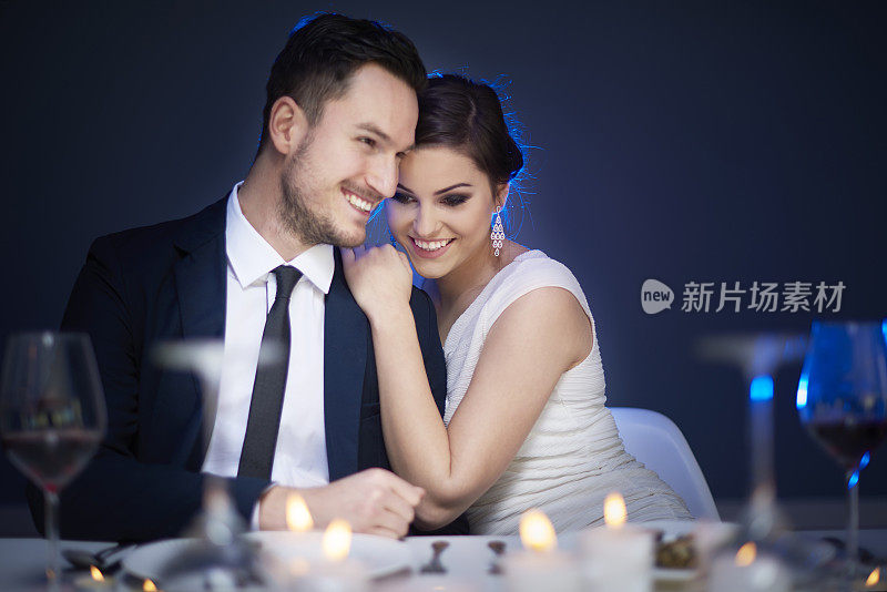 年轻夫妇一起享受浪漫的晚餐