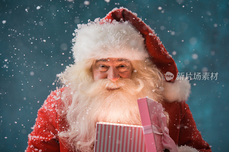 圣诞老人在北极打开他的圣诞礼物快乐
