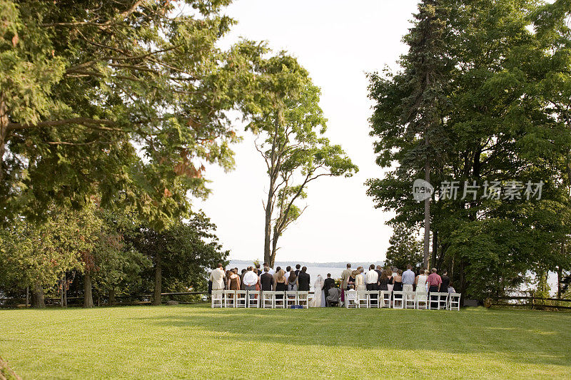 湖边婚礼