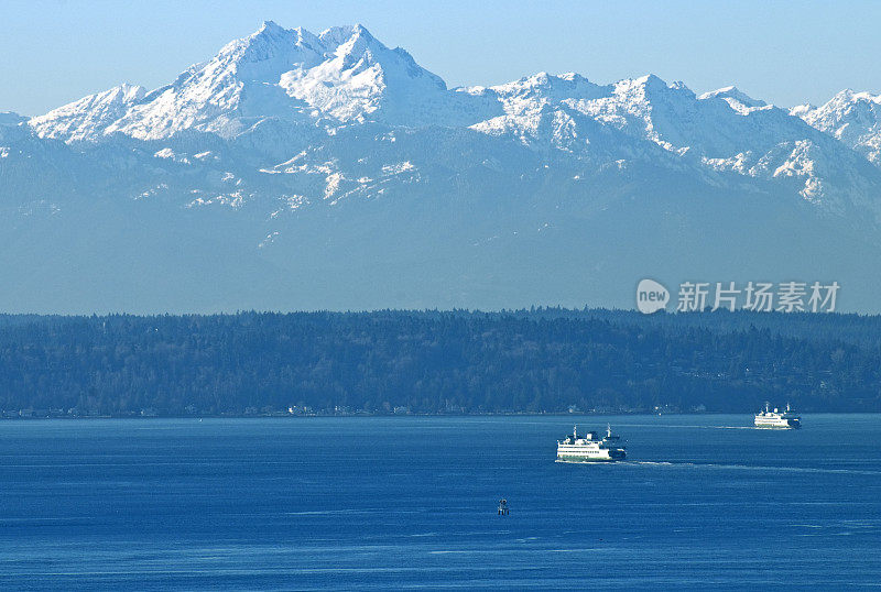 在华盛顿州西雅图，渡船穿过奥林匹克山脉下的埃利奥特湾