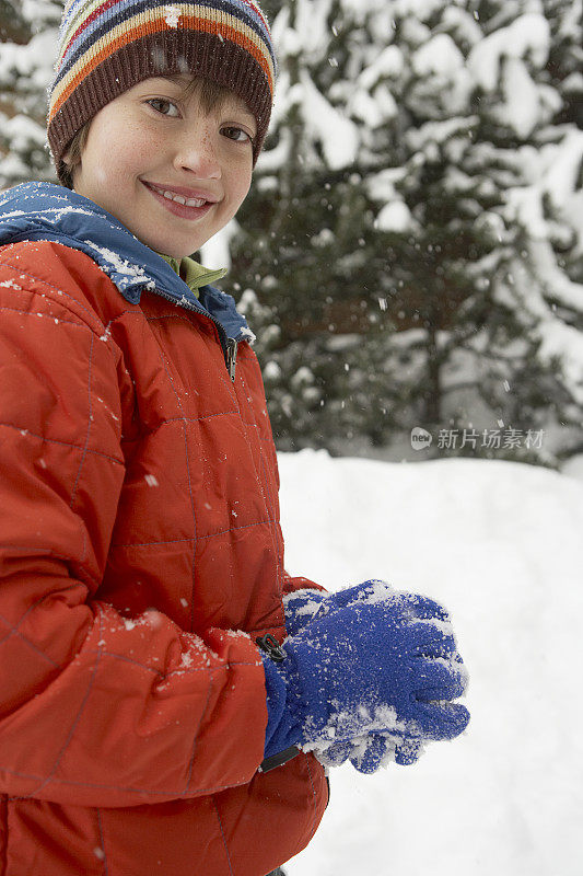 男孩打包雪球