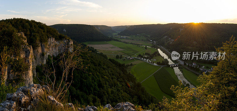 从上面俯瞰德国多瑙河上游自然谷的全景。