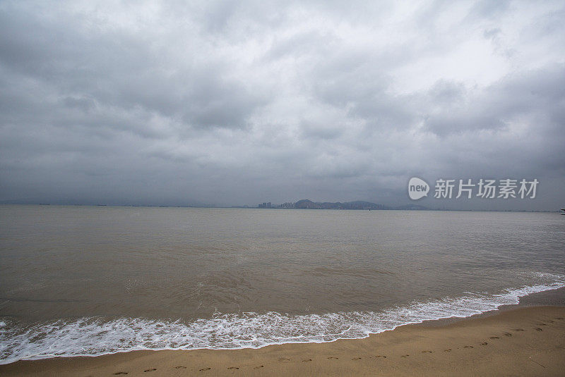 阴天下海浪在海滩上冲浪