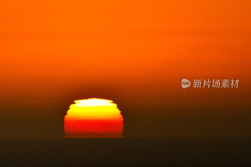 海滩附近海面上的日落