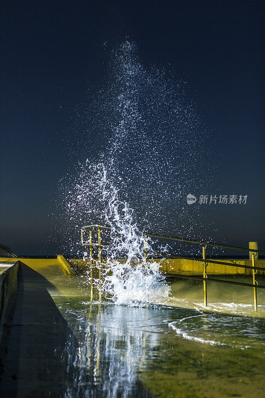 强烈的地中海冬季风吹在海滩上