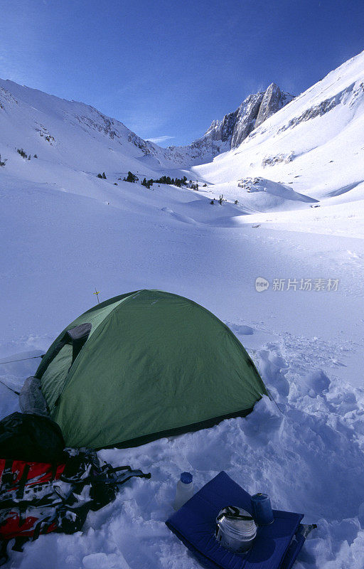 内华达山脉的雪地露营