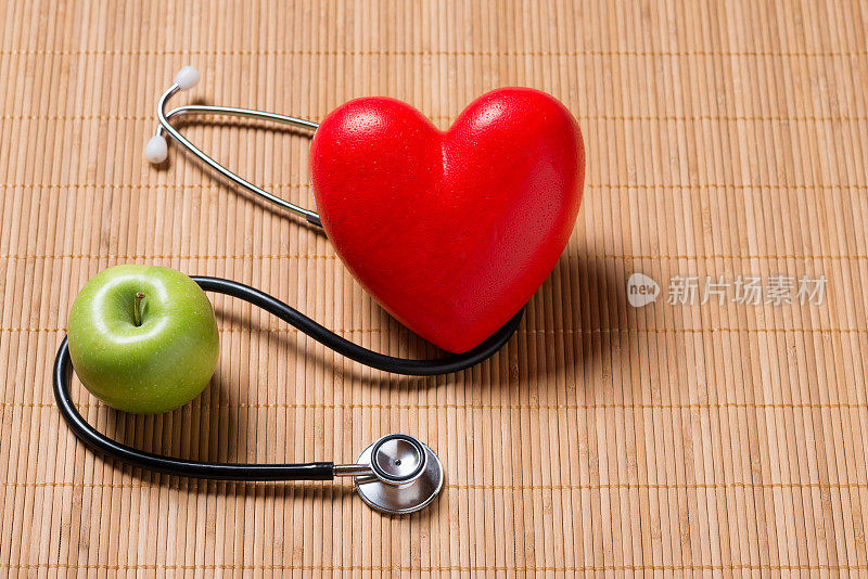 听诊器和心脏有水果、健康饮食的理念