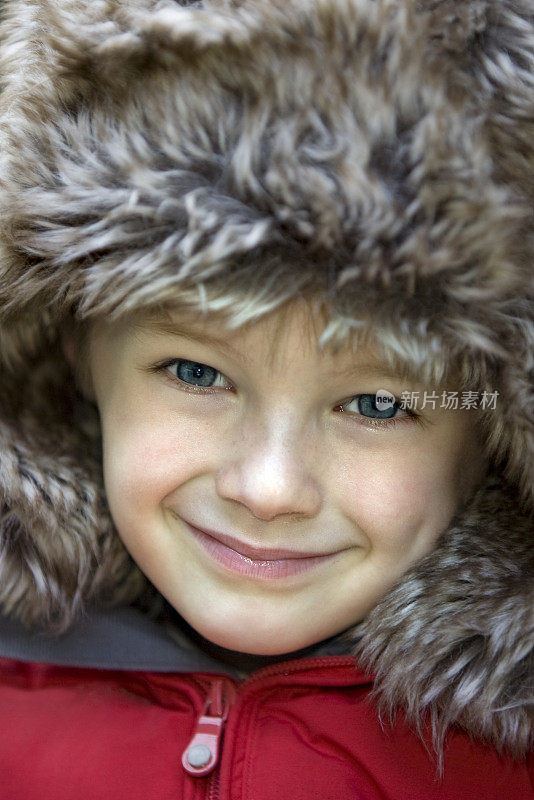 近脸的快乐男孩在冬天皮帽