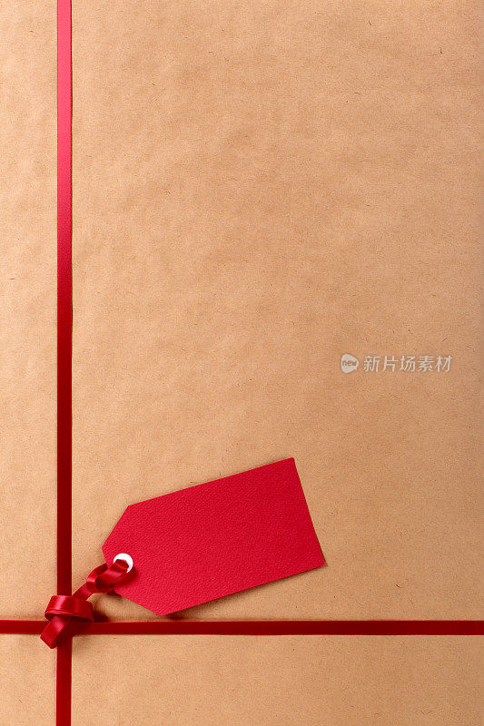 一个红色的礼品标签系在一个包装上