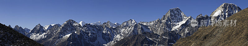 白雪覆盖的山峰山峰全景高海拔喜马拉雅山尼泊尔