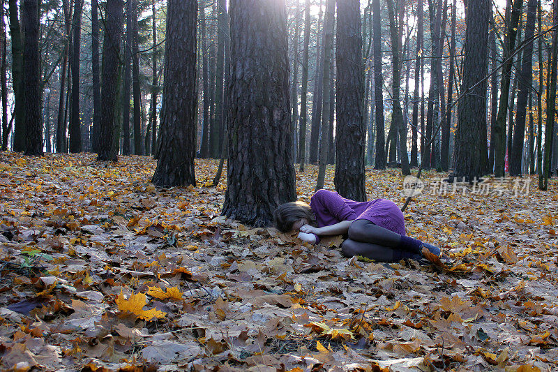 躺在树林中的女孩