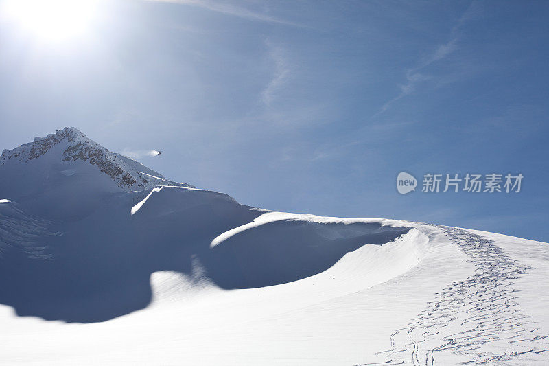 冰川上的滑雪痕迹