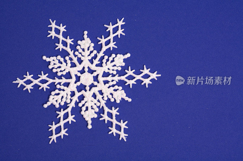 雪花在蓝色的