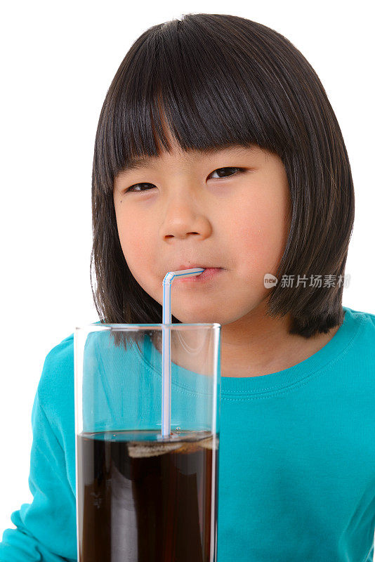 儿童通过吸管饮用可乐饮料