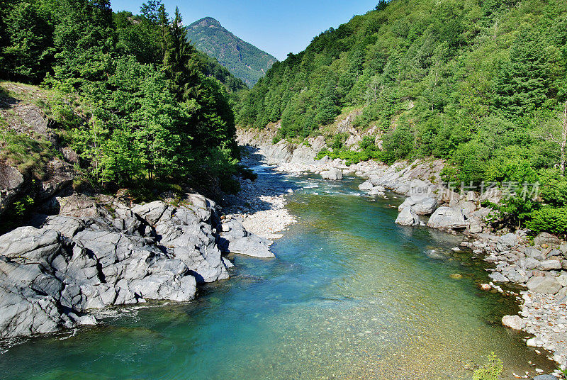 阿尔卑斯山脉的一条山河