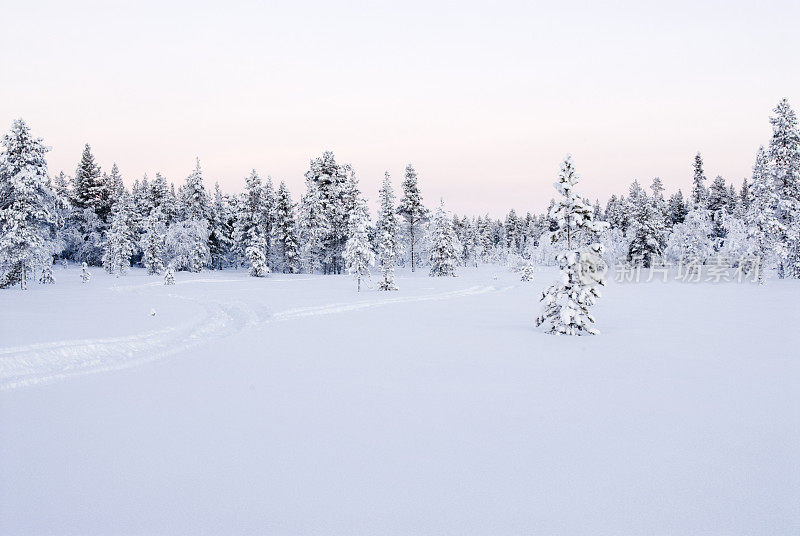 芬兰拉普兰的雪地摩托步道