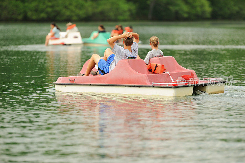 孩子们在湖上划船