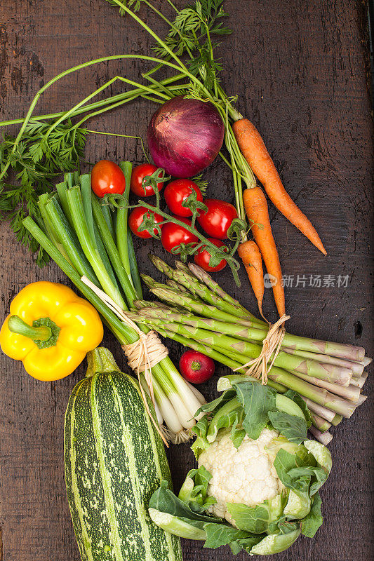 新鲜蔬菜:放在旧桌子上