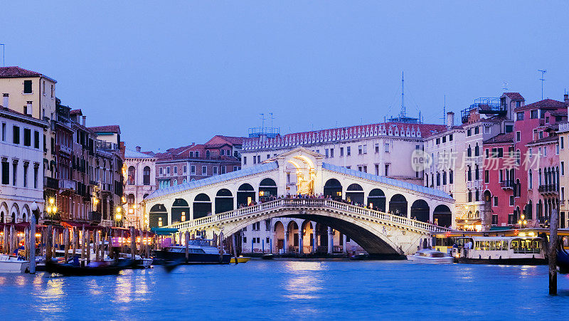 意大利威尼斯的里亚托桥和大运河