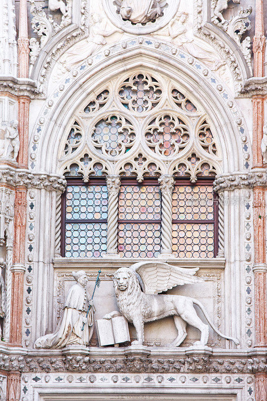 “德拉卡特门”的高浮雕。总督的宫殿。威尼斯。