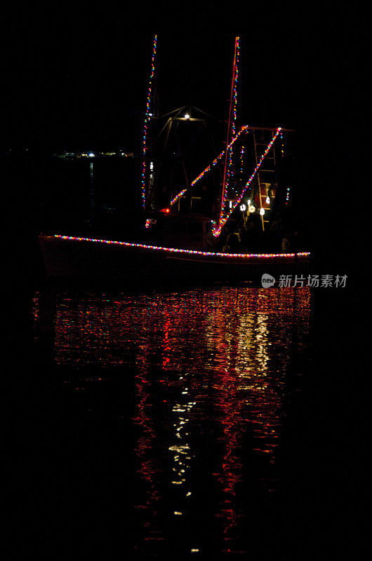 夜间船队中的圣诞拖网渔船