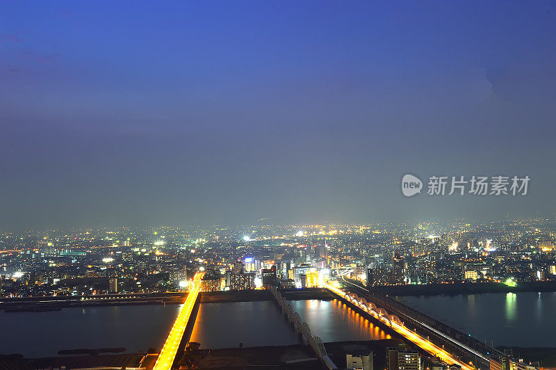 大阪市夜间的全景