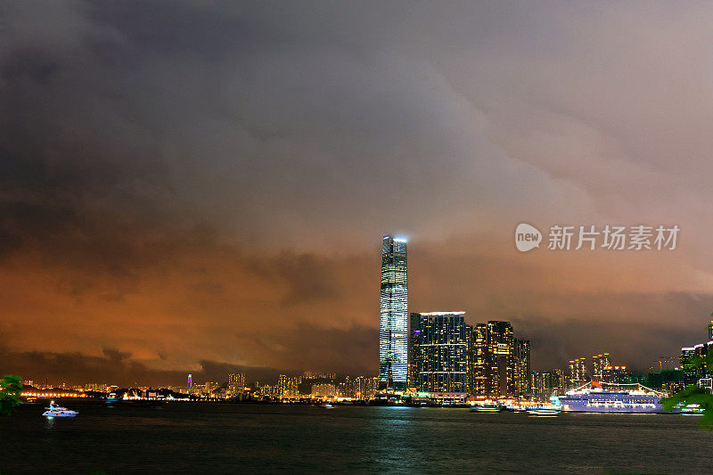 香港九龙与环球贸易大厦在夜晚，下雨