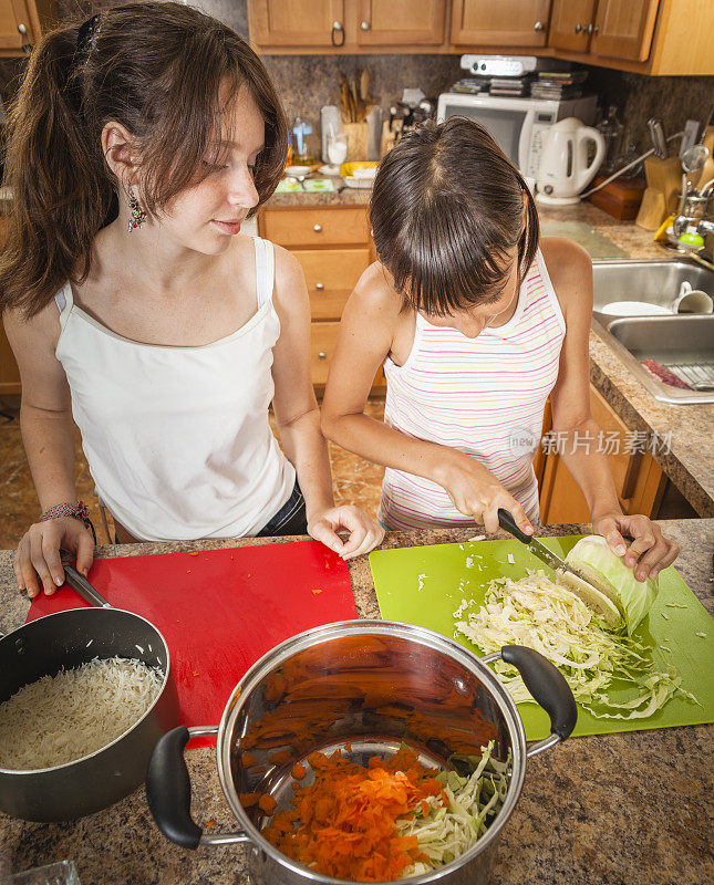 姐妹俩切蔬菜准备做沙拉