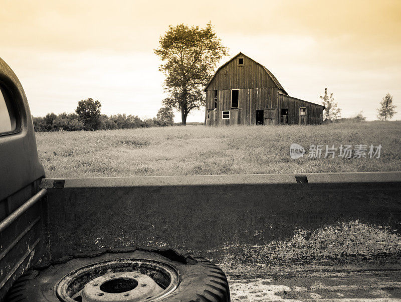 中西部农村场景:旧轮胎，小货车和倒下的谷仓