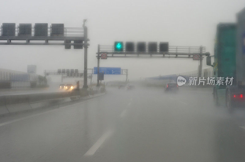 公路上下大雨，能见度低