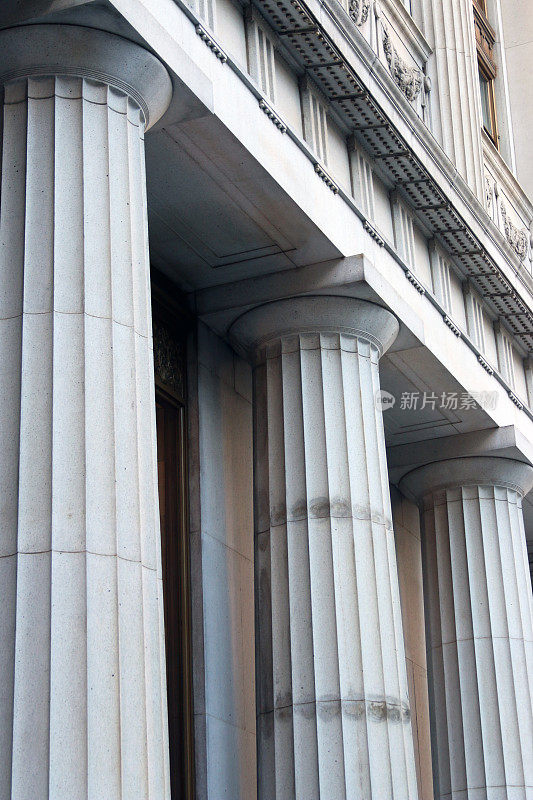 法院的柱子呈直角——垂直