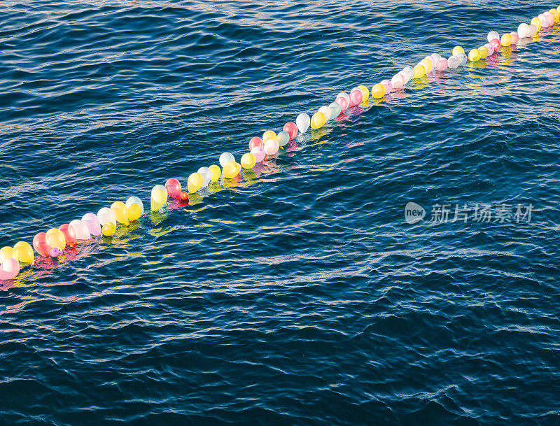 五颜六色的气球在海上