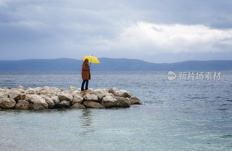 在海边漫步