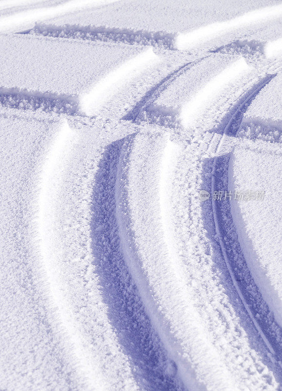 雪地上的轮胎印形成的图案