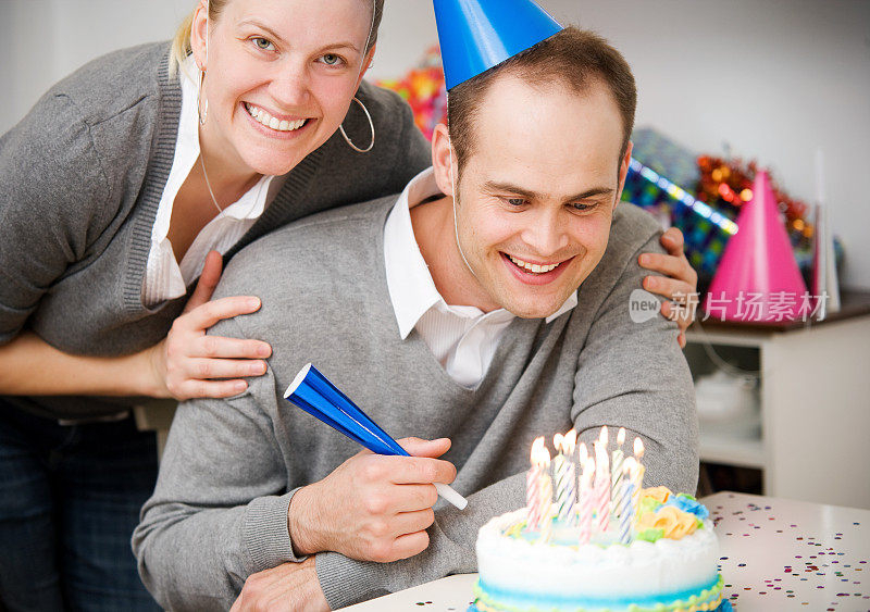 生日派对的男人和女人和蛋糕